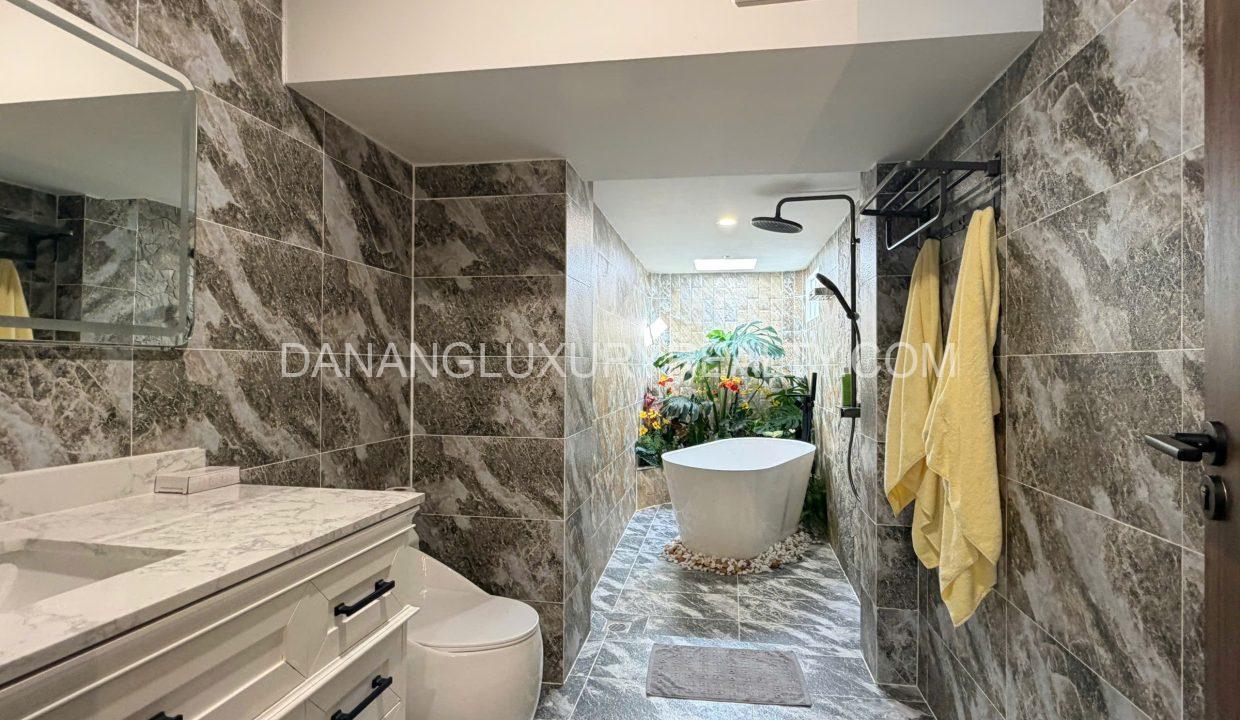 Villa Hồ Bơi Gần Biển Mỹ Khê 5 Phòng Ngủ Hiện Đại Cho Thuê