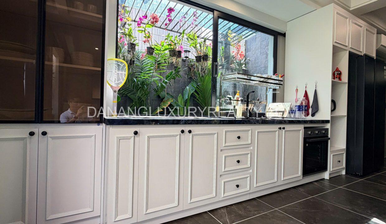 Villa Hồ Bơi Gần Biển Mỹ Khê 5 Phòng Ngủ Hiện Đại Cho Thuê